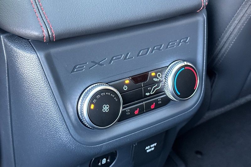 Ford Explorer Vehicle Full-screen Gallery Image 13