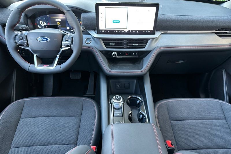 Ford Explorer Vehicle Full-screen Gallery Image 14