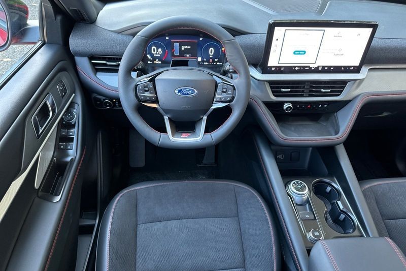 Ford Explorer Vehicle Full-screen Gallery Image 15