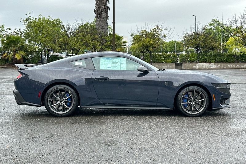 Ford Mustang Vehicle Full-screen Gallery Image 02