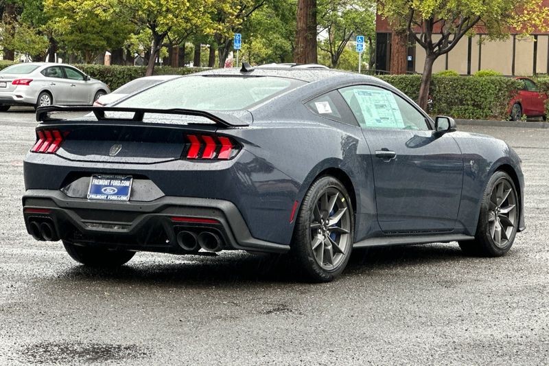 Ford Mustang Vehicle Full-screen Gallery Image 03