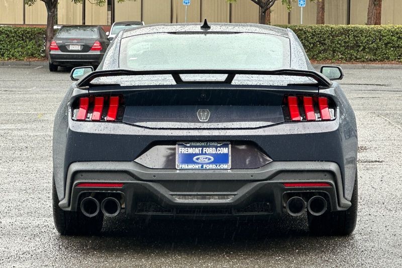 Ford Mustang Vehicle Full-screen Gallery Image 04