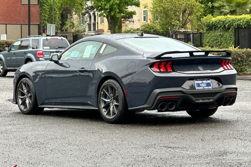 Ford Mustang Vehicle Full-screen Gallery Image 05