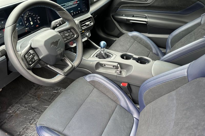 Ford Mustang Vehicle Full-screen Gallery Image 09