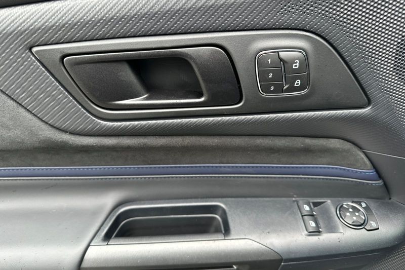 Ford Mustang Vehicle Full-screen Gallery Image 10
