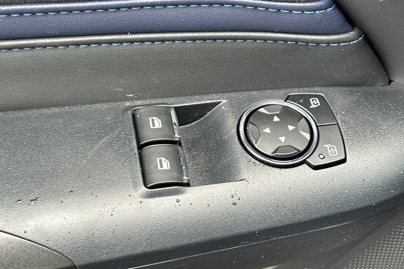 Ford Mustang Vehicle Full-screen Gallery Image 11