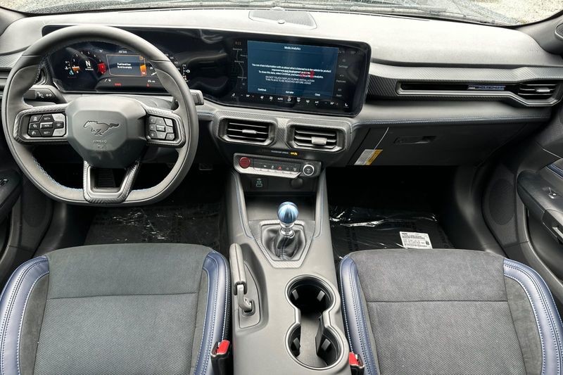 Ford Mustang Vehicle Full-screen Gallery Image 13