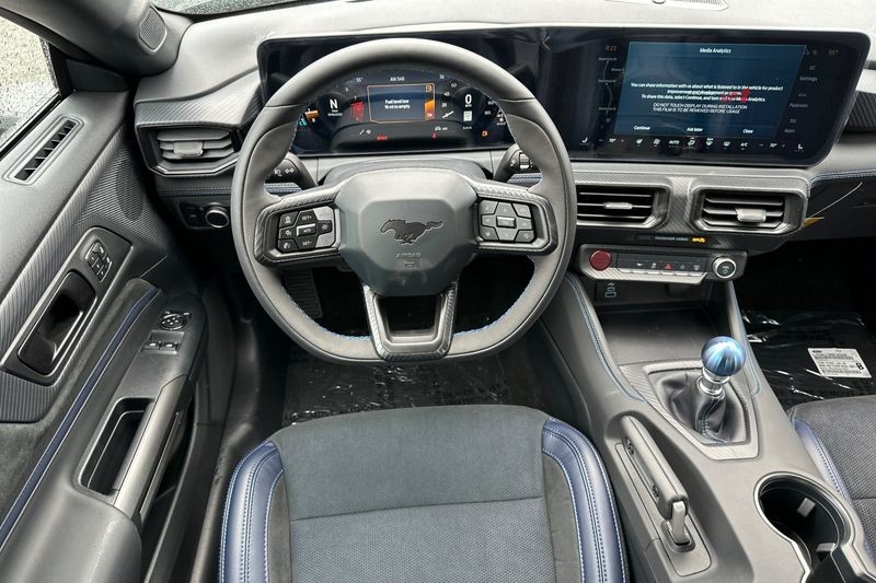 Ford Mustang Vehicle Full-screen Gallery Image 14