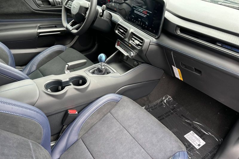 Ford Mustang Vehicle Full-screen Gallery Image 15