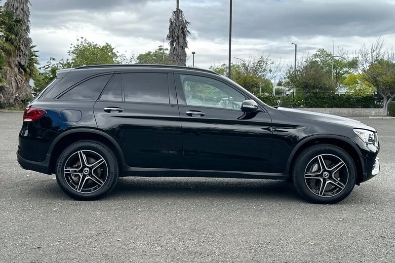 Mercedes-Benz GLC Vehicle Full-screen Gallery Image 02