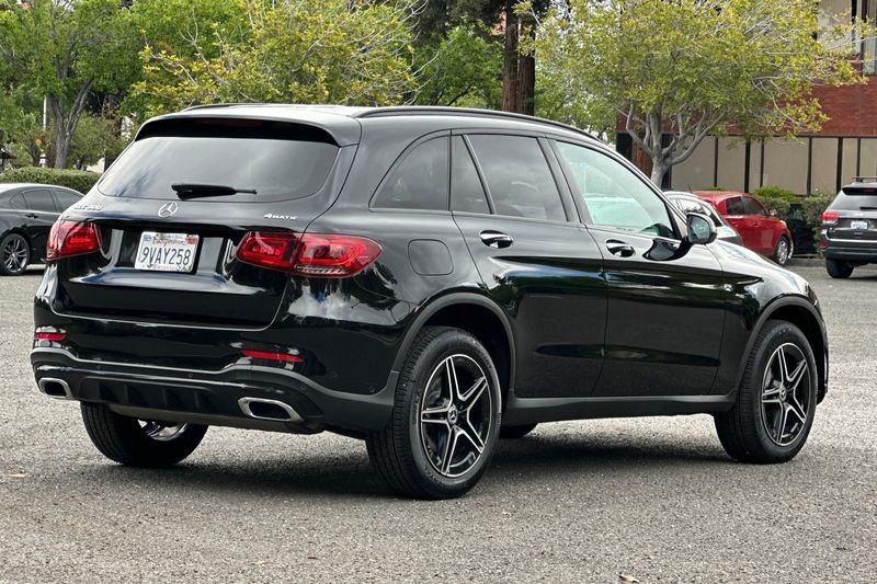 Mercedes-Benz GLC Vehicle Full-screen Gallery Image 03