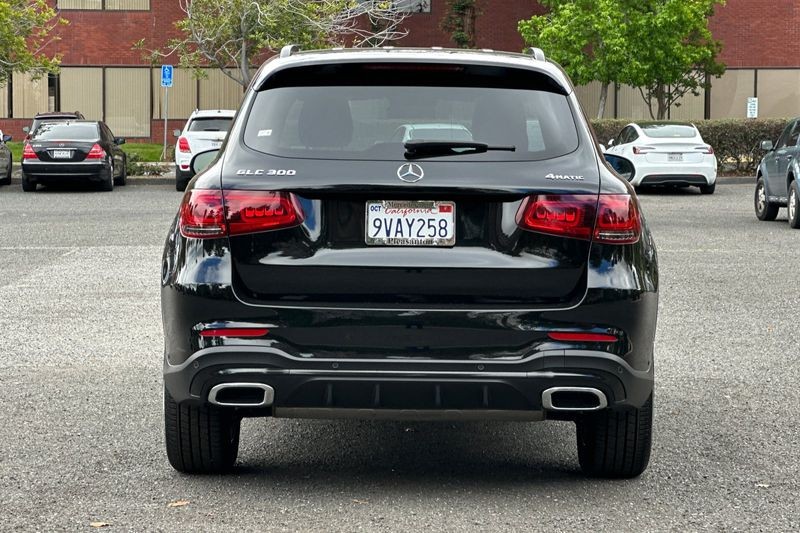 Mercedes-Benz GLC Vehicle Full-screen Gallery Image 04