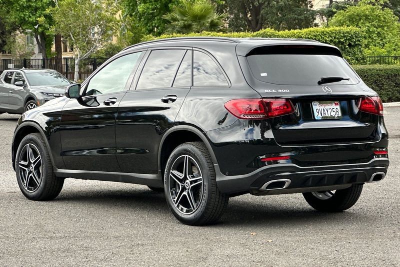 Mercedes-Benz GLC Vehicle Full-screen Gallery Image 05