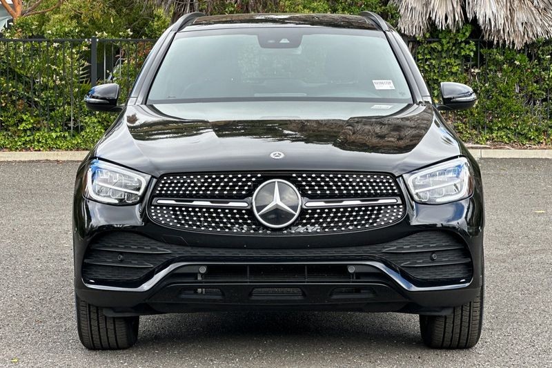 Mercedes-Benz GLC Vehicle Full-screen Gallery Image 08