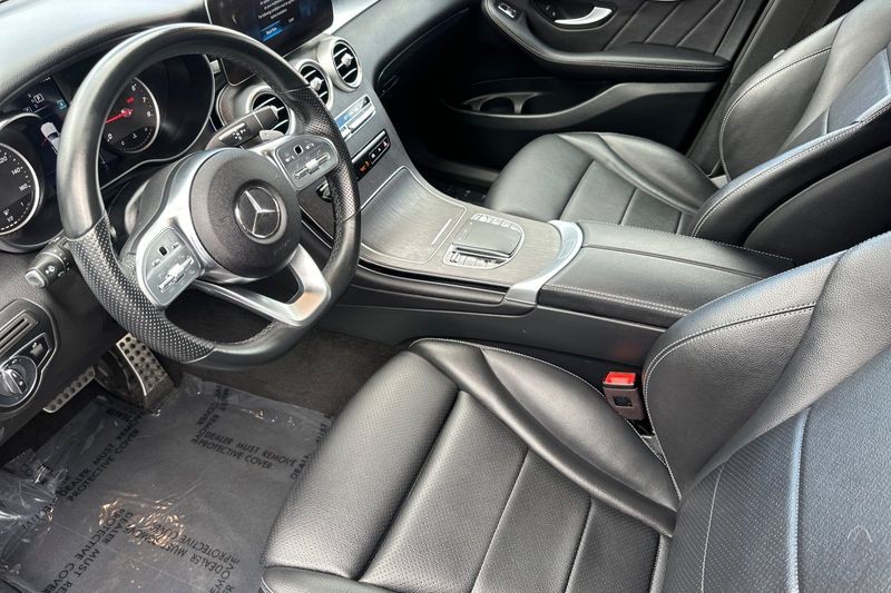Mercedes-Benz GLC Vehicle Full-screen Gallery Image 09