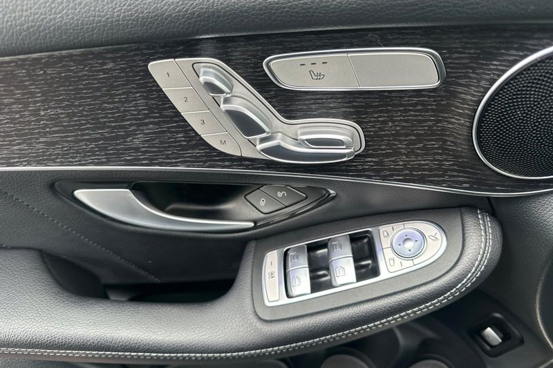 Mercedes-Benz GLC Vehicle Full-screen Gallery Image 10