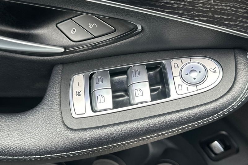 Mercedes-Benz GLC Vehicle Full-screen Gallery Image 11