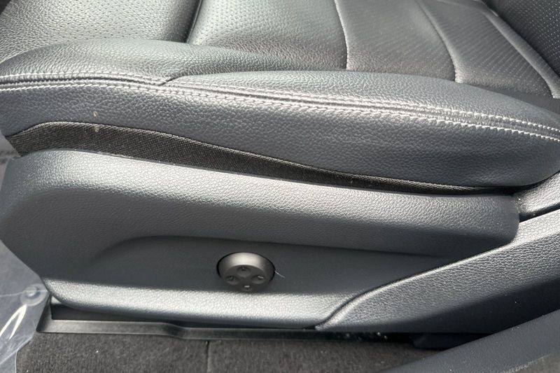 Mercedes-Benz GLC Vehicle Full-screen Gallery Image 12