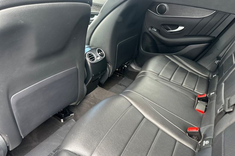 Mercedes-Benz GLC Vehicle Full-screen Gallery Image 13