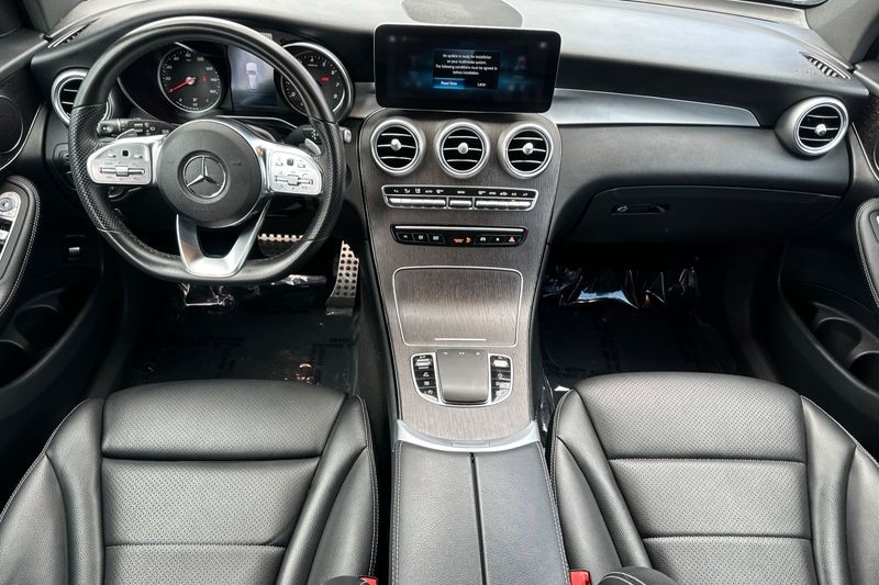 Mercedes-Benz GLC Vehicle Full-screen Gallery Image 14