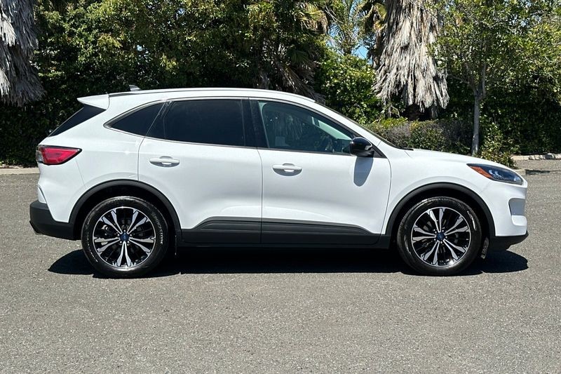 Ford Escape Vehicle Full-screen Gallery Image 02