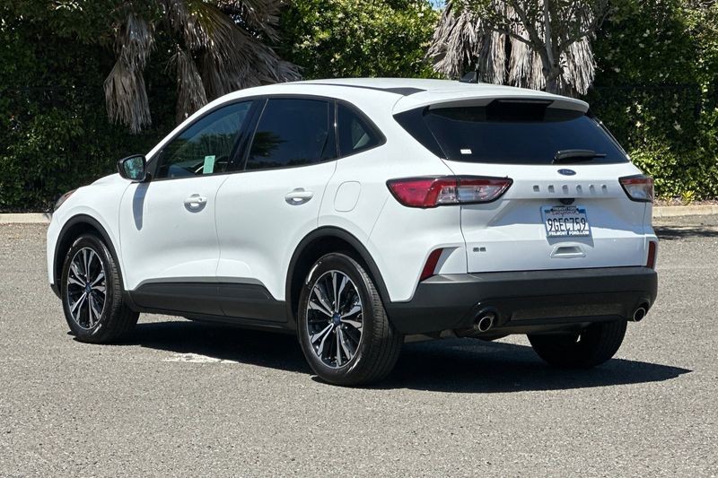 Ford Escape Vehicle Full-screen Gallery Image 05