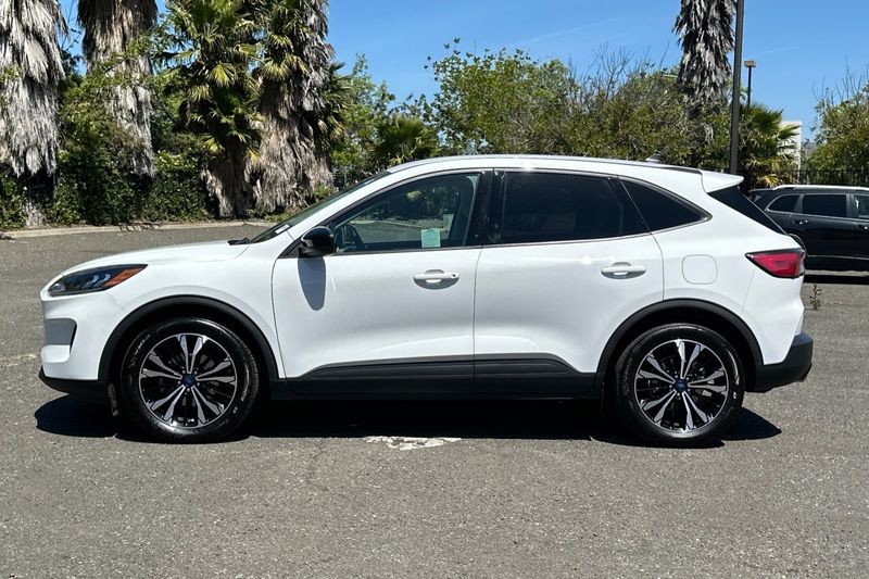 Ford Escape Vehicle Full-screen Gallery Image 06