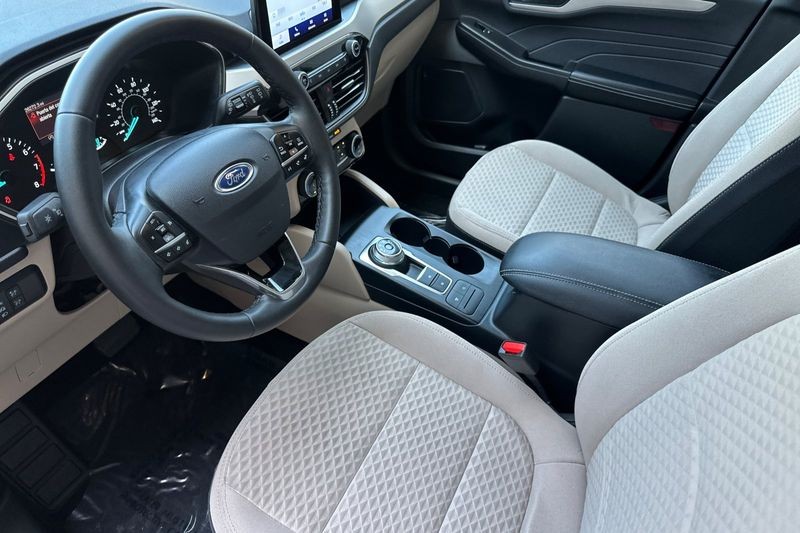 Ford Escape Vehicle Full-screen Gallery Image 09