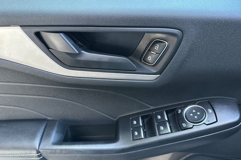 Ford Escape Vehicle Full-screen Gallery Image 10