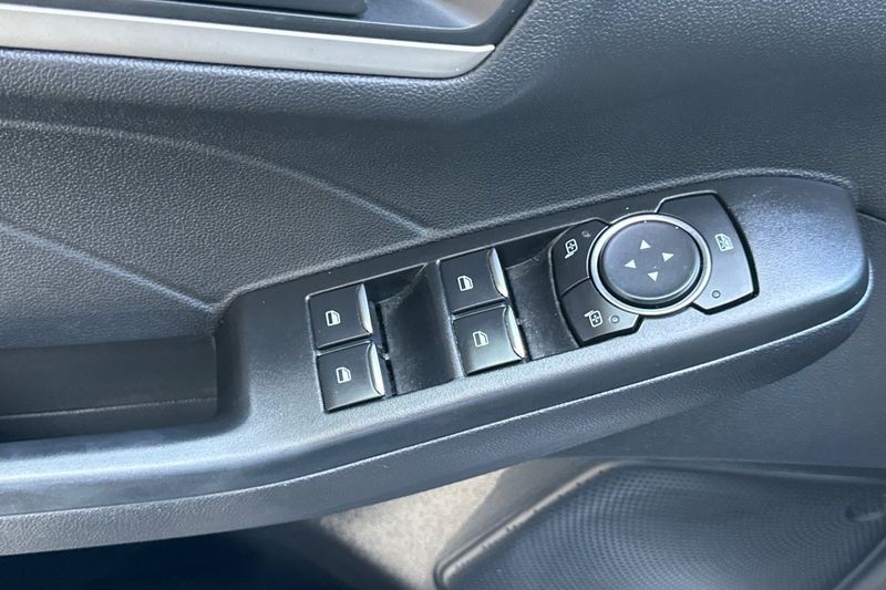 Ford Escape Vehicle Full-screen Gallery Image 11