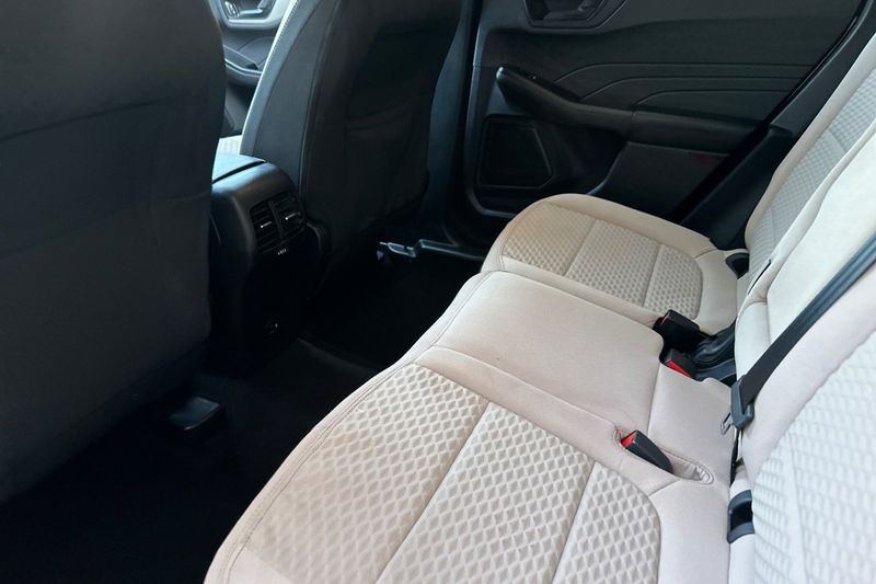 Ford Escape Vehicle Full-screen Gallery Image 13