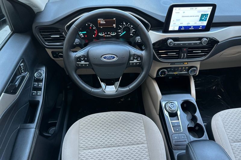 Ford Escape Vehicle Full-screen Gallery Image 15