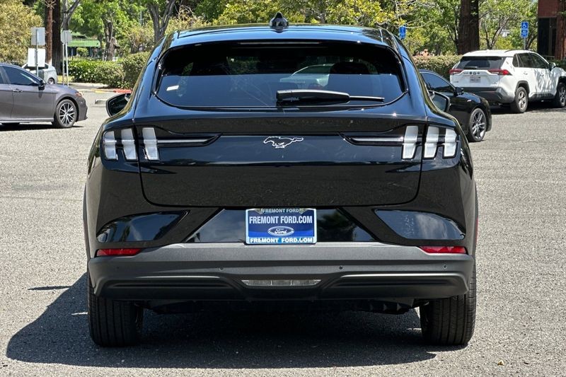 Ford Mustang Mach-E Vehicle Full-screen Gallery Image 04