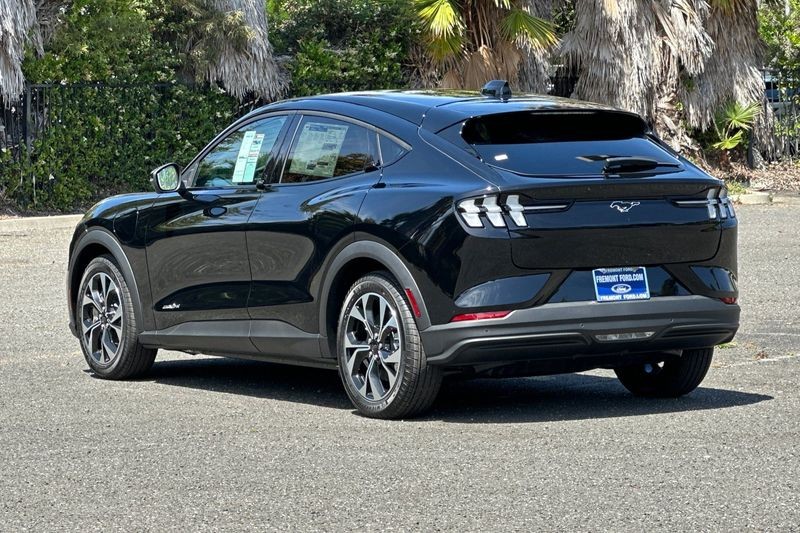 Ford Mustang Mach-E Vehicle Full-screen Gallery Image 05