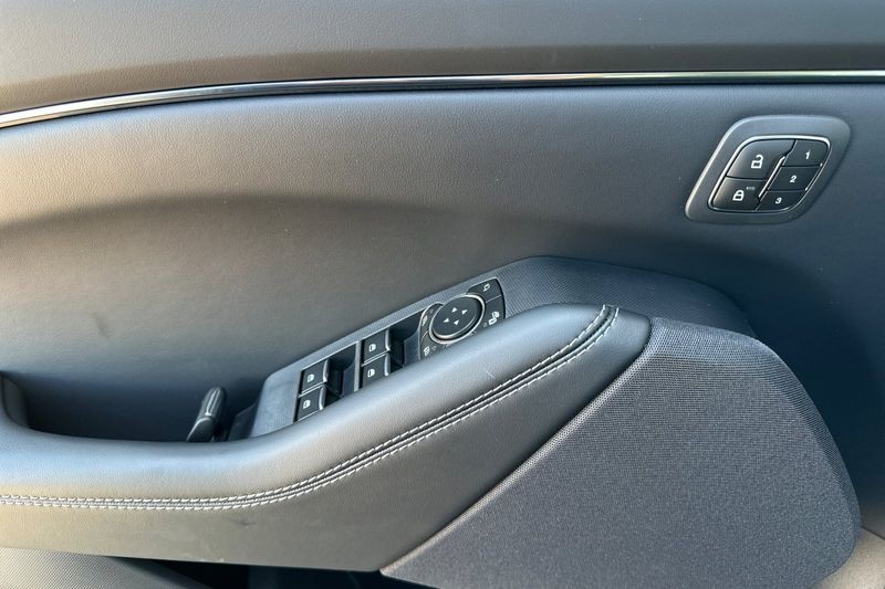 Ford Mustang Mach-E Vehicle Full-screen Gallery Image 10