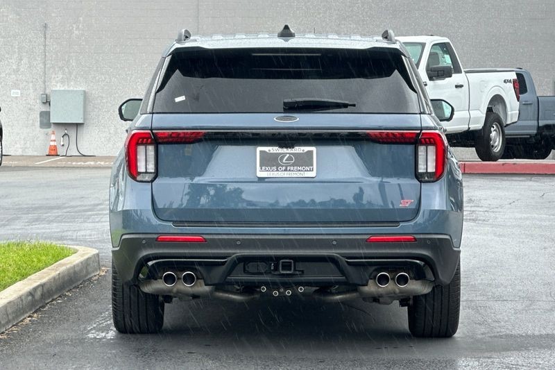 Ford Explorer Vehicle Full-screen Gallery Image 04