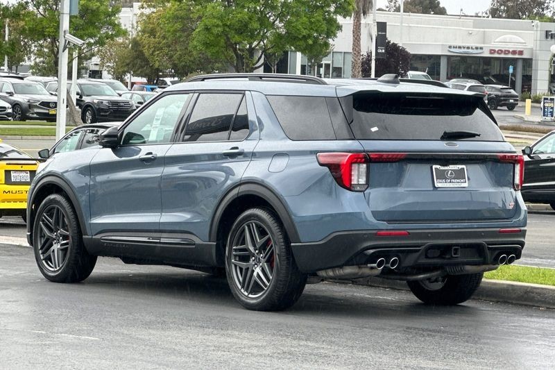 Ford Explorer Vehicle Full-screen Gallery Image 05