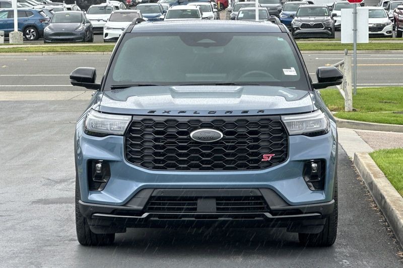 Ford Explorer Vehicle Full-screen Gallery Image 08