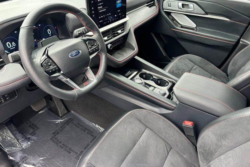 Ford Explorer Vehicle Full-screen Gallery Image 09
