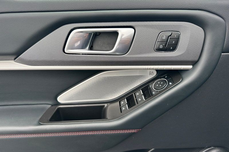 Ford Explorer Vehicle Full-screen Gallery Image 10