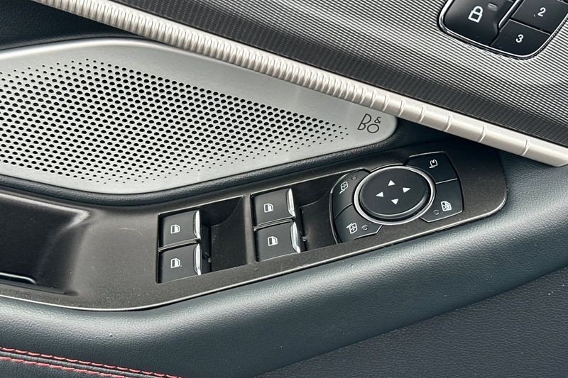 Ford Explorer Vehicle Full-screen Gallery Image 11