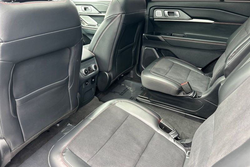 Ford Explorer Vehicle Full-screen Gallery Image 13