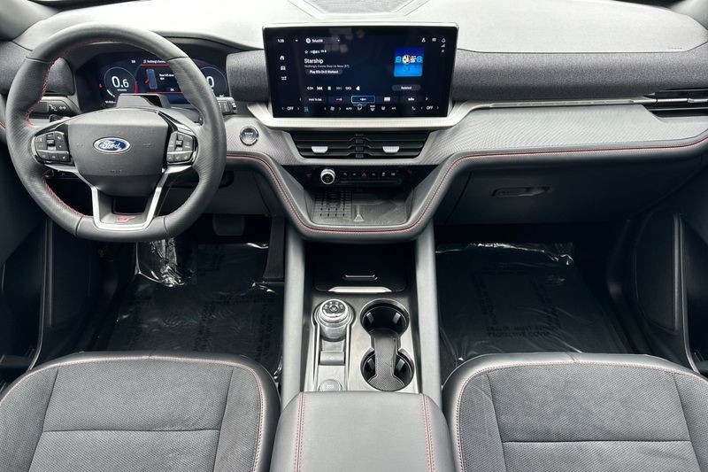 Ford Explorer Vehicle Full-screen Gallery Image 14