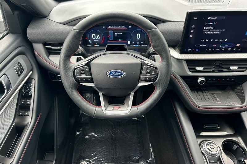 Ford Explorer Vehicle Full-screen Gallery Image 15