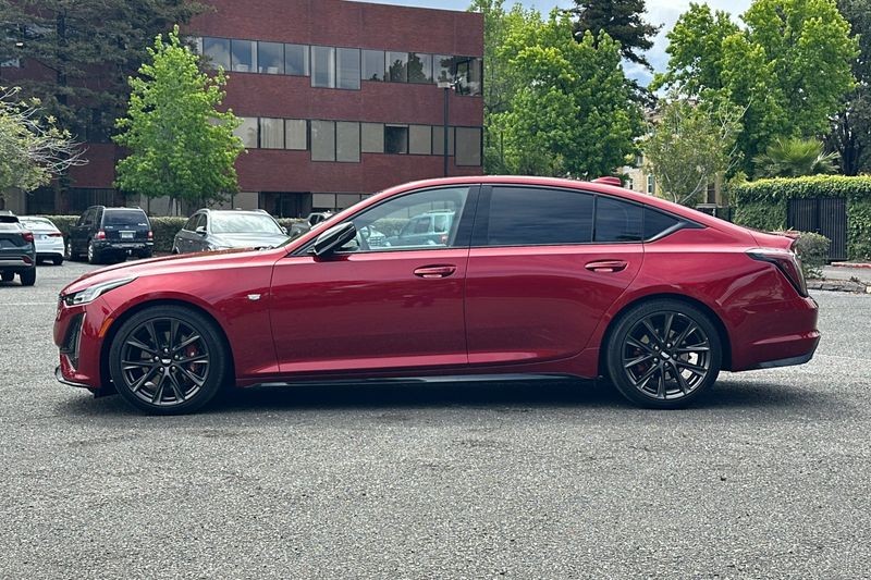 Cadillac CT5 Vehicle Full-screen Gallery Image 06