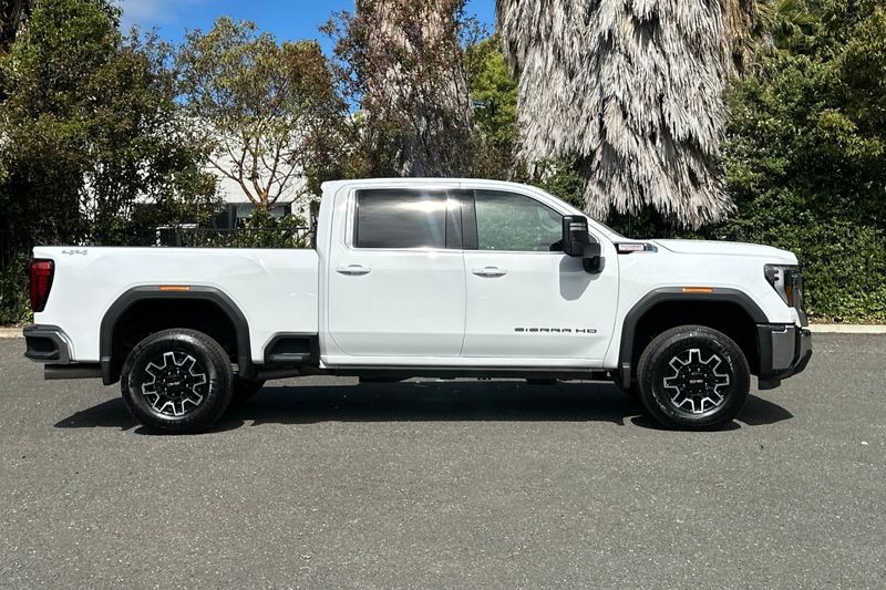 GMC Sierra 3500HD Vehicle Full-screen Gallery Image 02