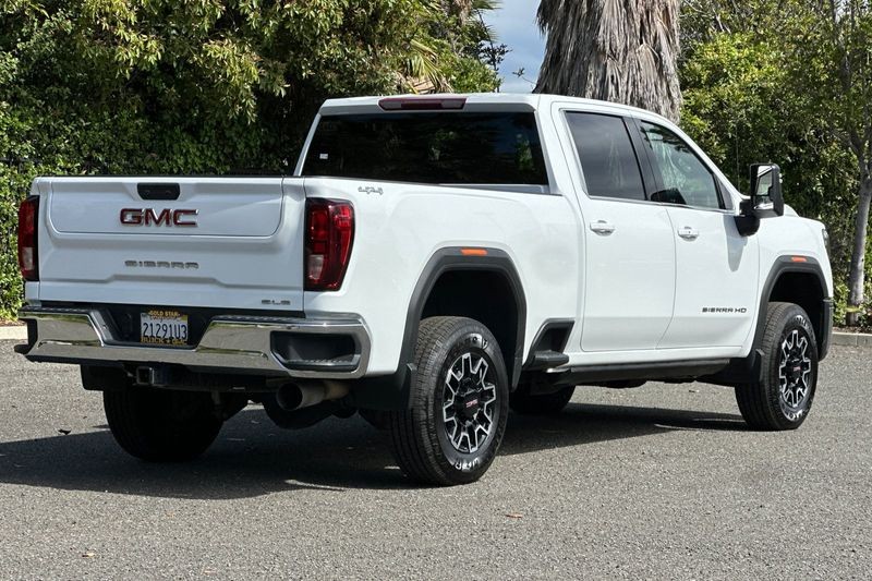 GMC Sierra 3500HD Vehicle Full-screen Gallery Image 03