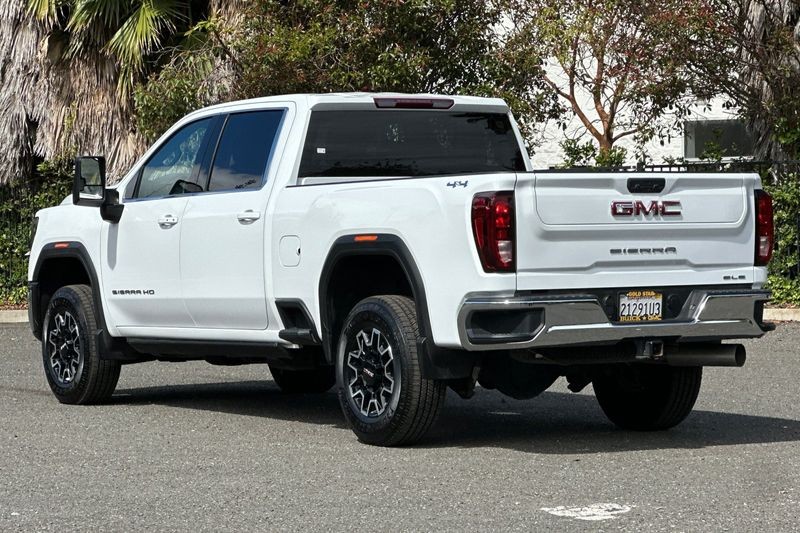 GMC Sierra 3500HD Vehicle Full-screen Gallery Image 05