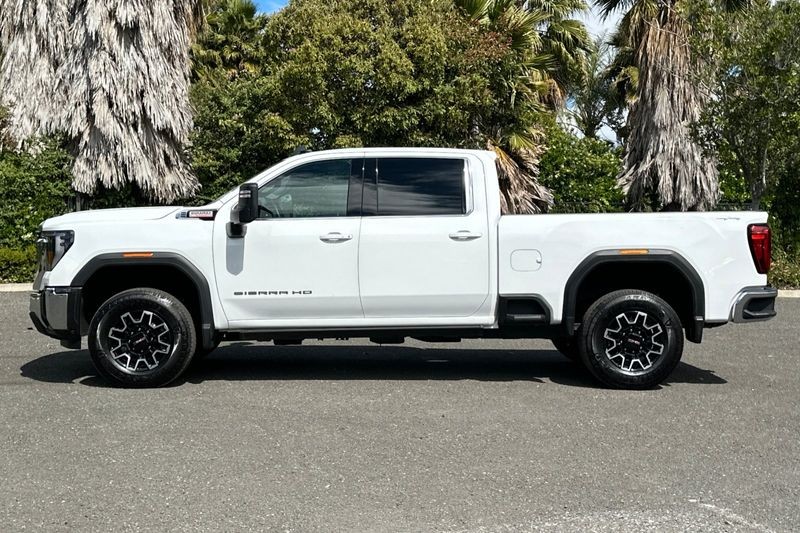 GMC Sierra 3500HD Vehicle Full-screen Gallery Image 06