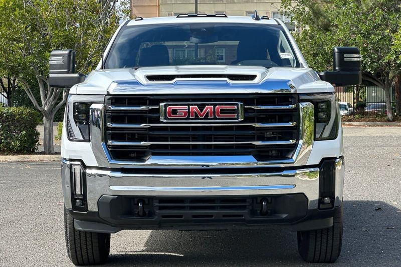 GMC Sierra 3500HD Vehicle Full-screen Gallery Image 08